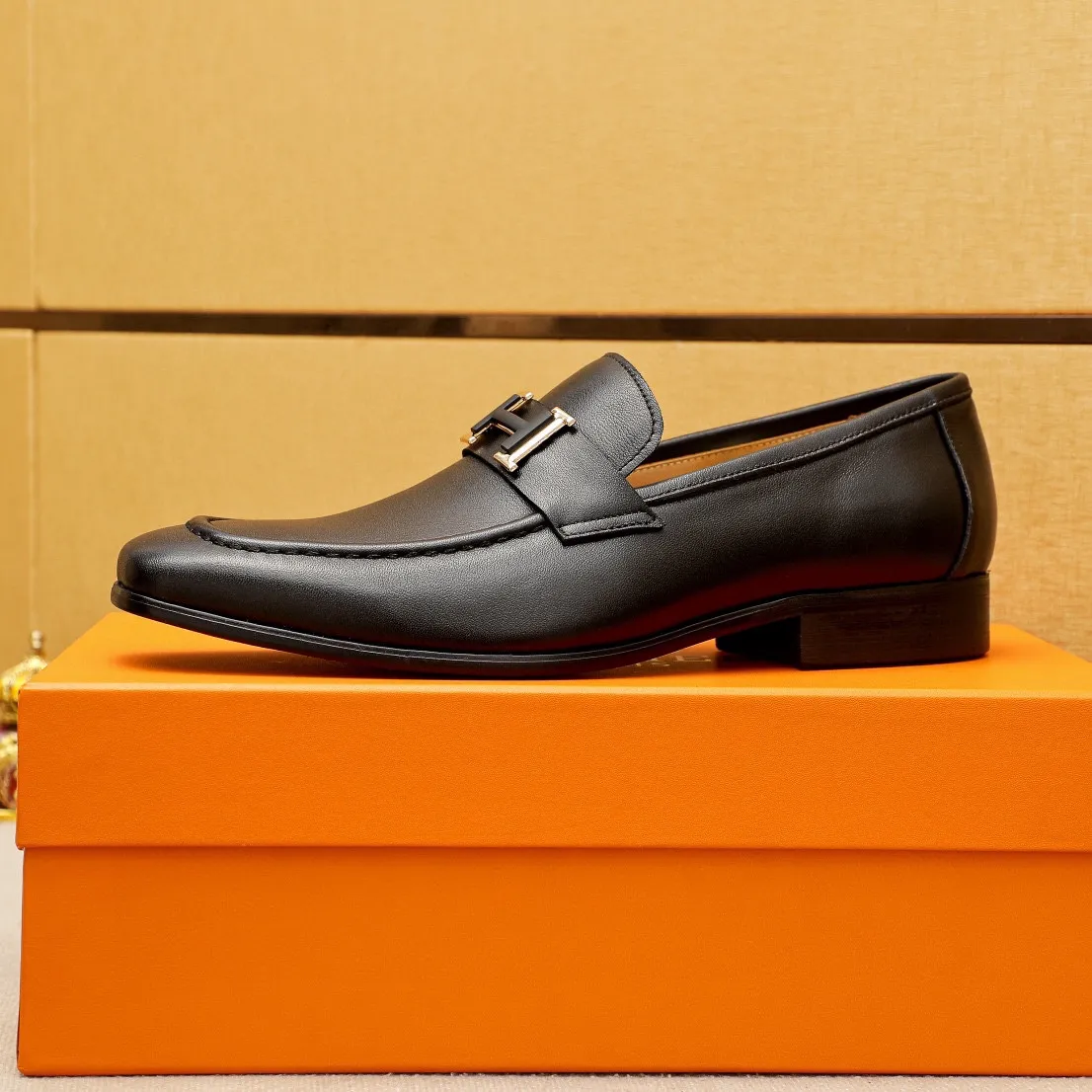 Men's shoes 💰460 💐 Product trademark: HERMES "Hermès" casual leather shoes Regular size: 38-44 (45.46🉑️customized) Product materials: Selected imported first-layer calfskin upper + luxury hardware buckle, imported water-dyed 🐂 cowhide lining. Strong three-dimensional visual effect, combined outsole Color: 2⃣️seed leather materials optional